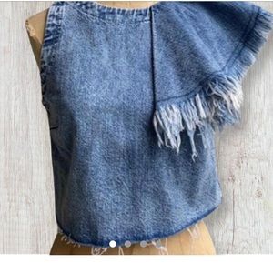 EXCELLENT CONDITIONS
ZARA DENIM FRAYED RUFLLE •DEMIN TOP
